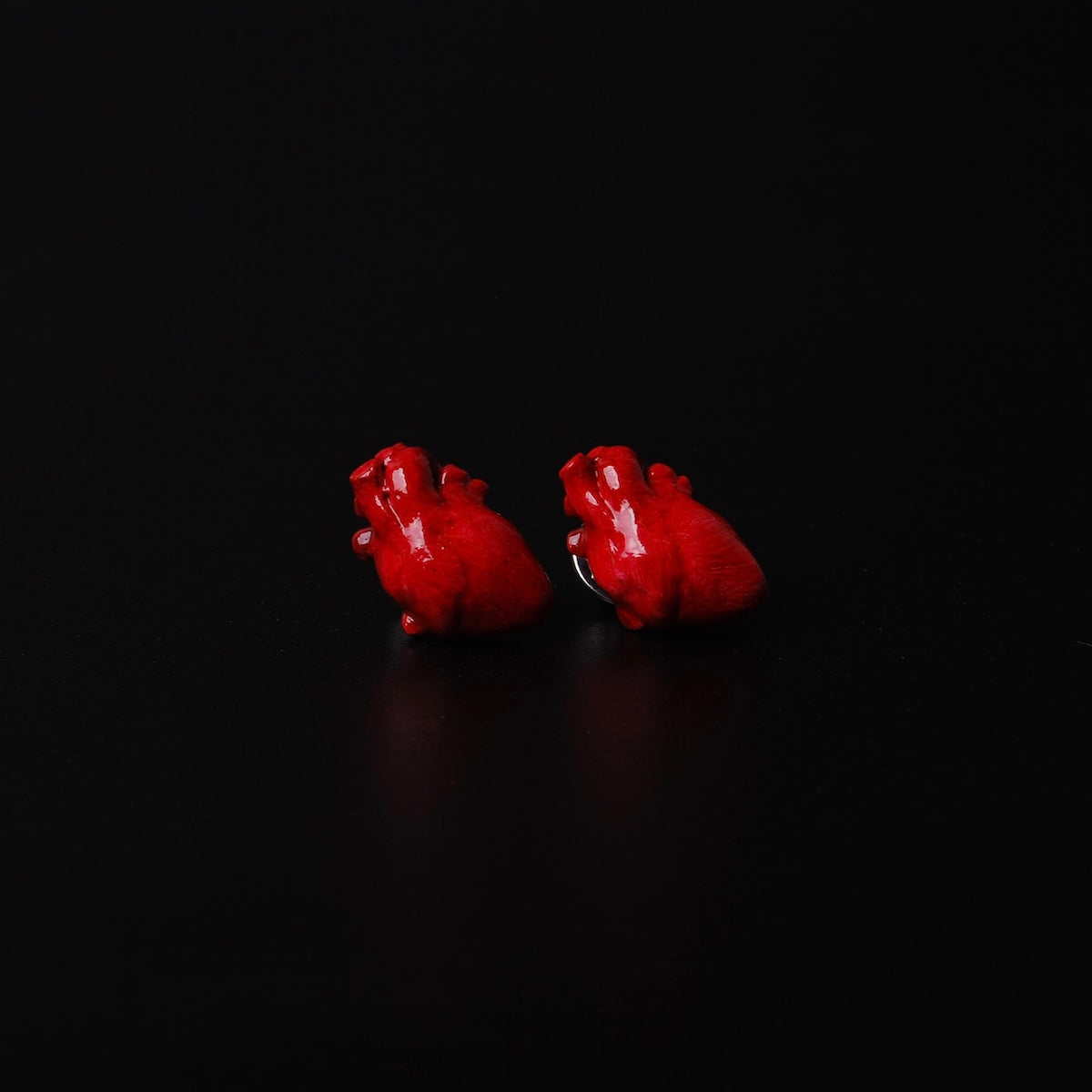 set di due spille cuore anatomico rosso