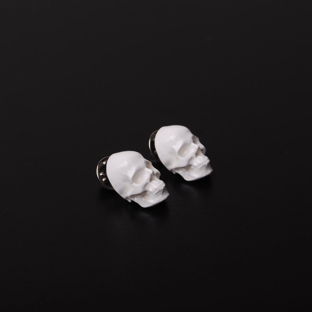coppia di spillette a forma di teschio bianco, vista 3/4